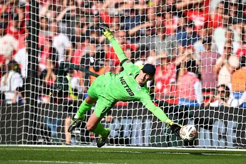 أبو جبل سبقه.. حارس كريستال بالاس يخطف الأنظار بزجاجة مياه ضد ليفربول (صور)